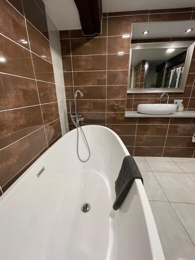 Spacious, Luxury Town Centre Granary Conversion Stamford Exterior photo